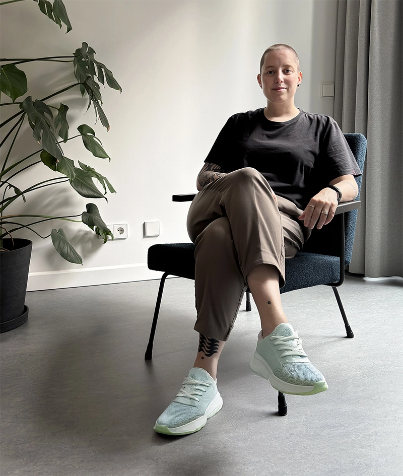 Portret Angela, comfortabel zittend op stoel